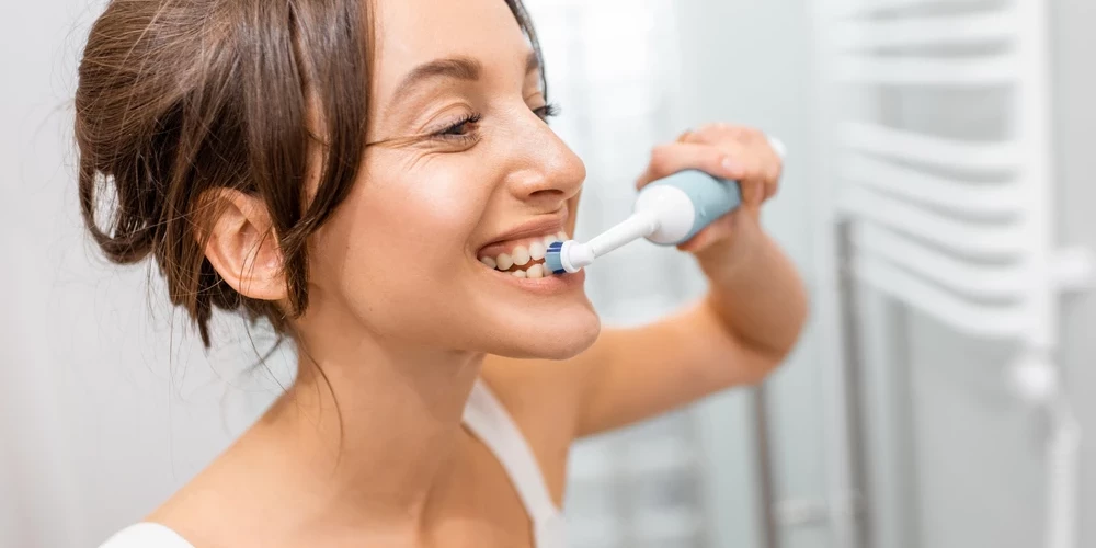 Стоматологи утверждают, что электрические зубные щетки гораздо эффективнее обычных: вот что нужно о них знать