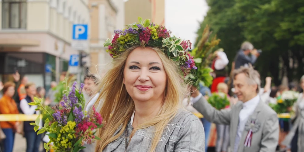 Evija Dāboliņa (dzimusi 1973. gada 21. oktobrī) ir tērpu māksliniece un stiliste. Viens no darbības pamatvirzieniem — laikmetīgais etnostils. Radošais kredo: skatuves tēls kā mākslasdarbs. Evija veidojusi tērpus ērģelniecei Ivetai Apkalnai, pianistam Reinim Zariņam, dzejniecei Mārai Zālītei, dziedātājai Ievai Paršai, horeogrāfam Jānim Purviņam, Baibai Sipeniecei-Gavarei, komponistam Jēkabam Jančevskim, dziedātājai Marinai Rebekai, diriģentam Ivaram Cinkusam, komponistei Lolitai Ritmanis, Valsts akadēmiskajam korim “Latvija” un citiem ievērojamiem māksliniekiem.