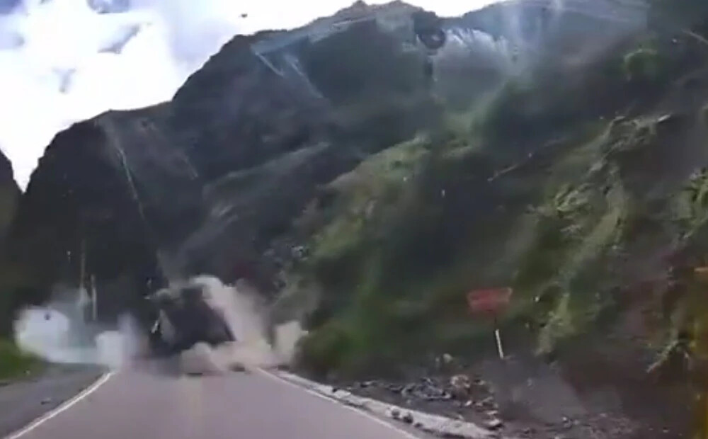 VIDEO: masīvi klints bluķi veļas lejup pa kalna nogāzi, saplacinot uz ceļa esošās automašīnas
