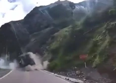 VIDEO: masīvi klints bluķi veļas lejup pa kalna nogāzi, saplacinot uz ceļa esošās automašīnas