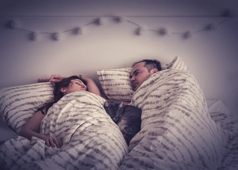 Pāru iemīļotākā gulēšanas poza pārsteidzoši daudz liecina par attiecībām