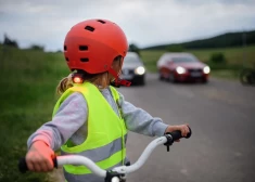 Ja gadās situācija, kad bērns ir, piemēram, salauzis savu dārgo velosipēdu vai savainojies, svarīgi, lai viņš to neslēptu no vecākiem. Savukārt pieaugušajiem jābūt saprotošiem, nedrīkst bērnu rāt, jo mazais jau tāpat ir satraucies.