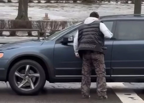 Video: agresīvs "Lexus" vadītājs uzbrūk autovadītājai. Policija uzsāk kriminālvajāšanu