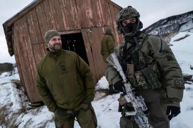 Nīderlandes jūras kājnieks novēro Sandstrandas, Norvēģijas pludmali, kad desanta kuģis tuvojas krastam vingrinājuma "Nordic Response" 24 ietvaros.