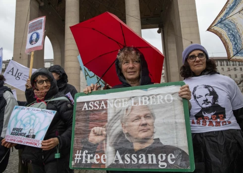 Šolcs negrib, lai "WikiLeaks" dibinātāju Asanžu izdotu ASV
