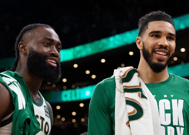 Porziņģa komandas biedri Teitums un Brauns — NBA mēneša un nedēļas labāko spēlētāju godā
