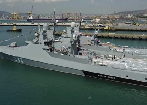 Ukrainas jūras droni trāpīja kuģim "Sergej Kotov" netālu no Feodosijas.