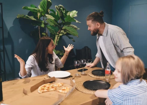 “Gribētu iedrošināt cilvēkus, kas uzņem viesus savā teritorijā, atmest stereotipus, ka ciemiņiem ir jāatļauj viss – tas īsti nav korekti," atgādina narkoloģe. Ja kāds mūsu mājās reibumā rīko tračus, tas nav jāpiecieš.