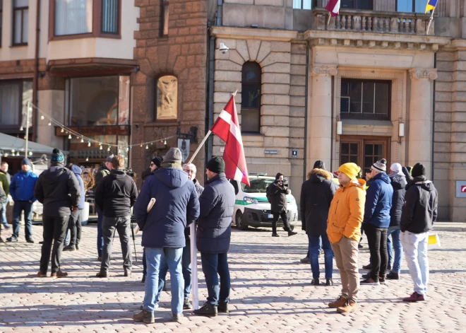 Šodien pusdienlaikā Doma laukumā pulcējas simtiem lauksaimnieku, lai paustu savu neapmierinātību ar valsts kūtro atbalstu nozares pārstāvjiem.