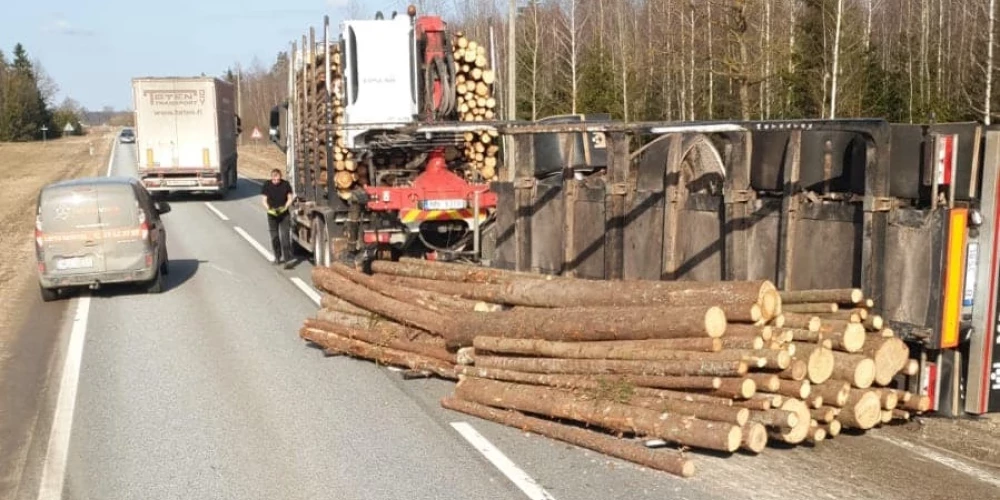 Baļķvedēja avārija Jēkabpils novadā (foto: BreakingLV)