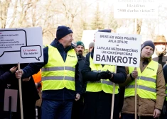 FOTO, VIDEO: zemnieki pulcējas protesta gājienā pie Ministru kabineta