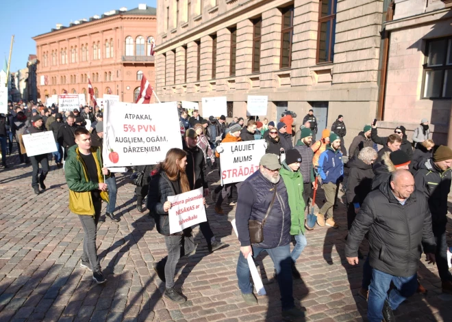 Rīgā pie Ministru kabineta pulcējies gandrīz tūkstotis mežsaimniecības un lauksaimniecības nozaru pārstāvju, lai protesta akcijā paustu nostāju pret nozaru nesakārtotajiem jautājumiem.