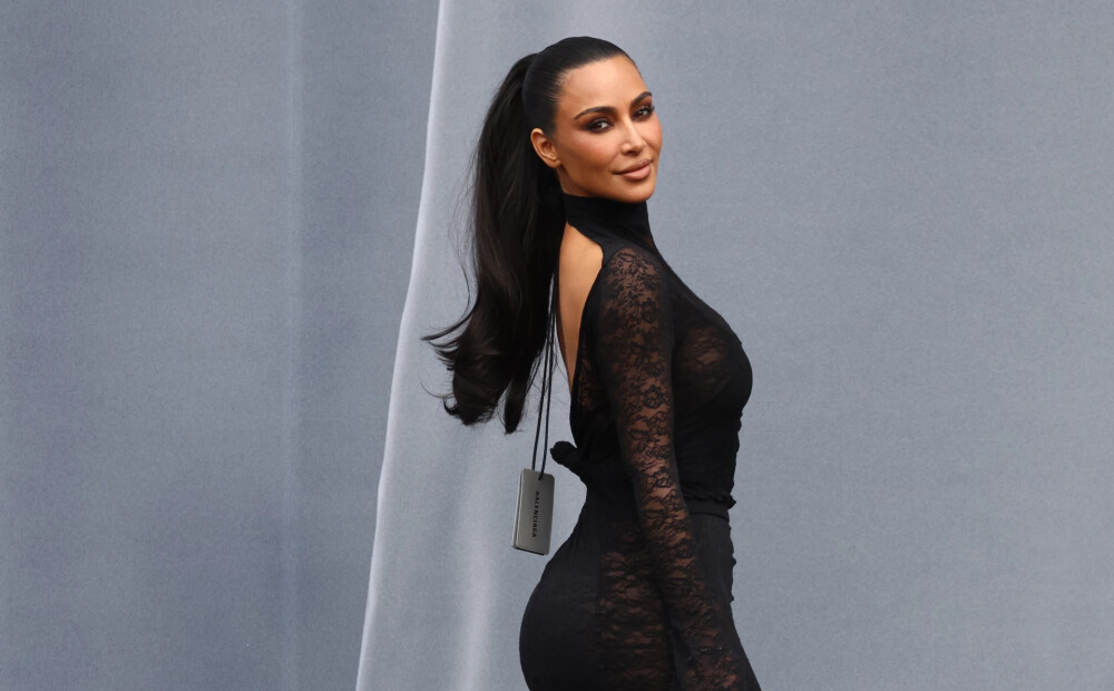 Modes nedēļas izgāšanās: Kima Kardašjana pozē fotogrāfijām dārgā tērpā, bet aizmirst noņemt cenas zīmi