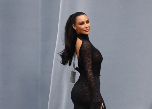 Modes nedēļas izgāšanās: Kima Kardašjana pozē fotogrāfijām dārgā tērpā, bet aizmirst noņemt cenas zīmi