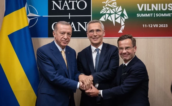 Turcijas prezidents Redžeps Tajips Erdogans, NATO ģenerālsekretārs Jenss Stoltenbergs un Zviedrijas premjerministrs Ulfs Kristersons.