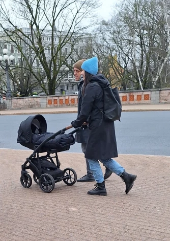 Kazāku pāris ar zīdaiņa ratiņiem aizvadītajā nedēļā tika manīts, dodoties uz Vecrīgu. Ratiņus stūma mūziķa laulātā draudzene.