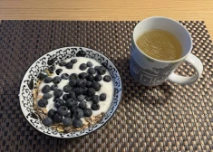 Igaunijas premjerministre parāda, ko ēd brokastīs. Uz kādu smieklīgu apsūdzību viņa tā reaģēja?