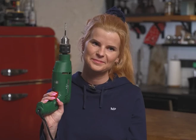 VIDEO: pašmāju lesbiešu pāris pirmo reizi rīkojas ar urbi