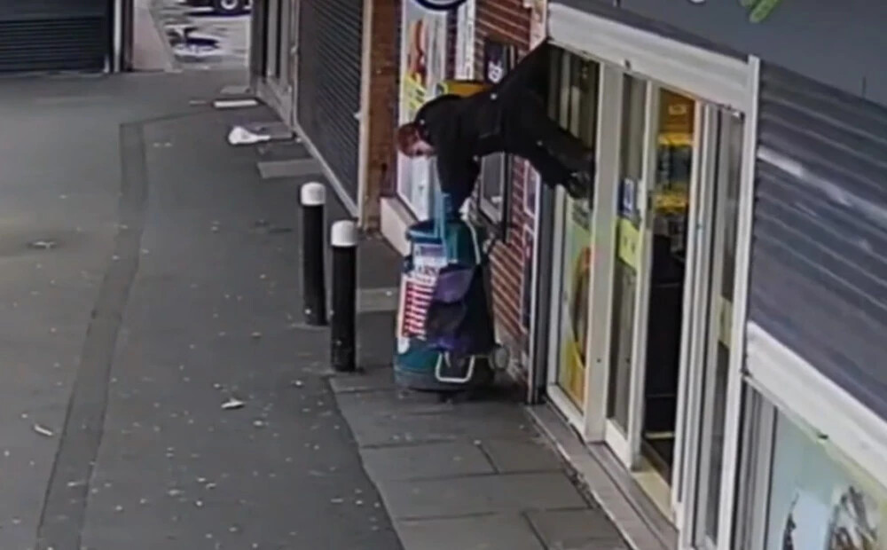 VIDEO: veikala slēģi Velsā parauj gaisā vecmāmiņu un atstāj karājamies 2 metru augstumā