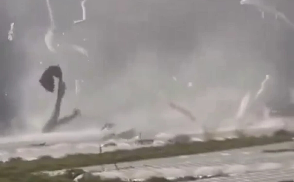 VIDEO: nesen lidoja dīvāni, tagad siltumnīcas — tornado plosa Turcijas tūristu paradīzi 