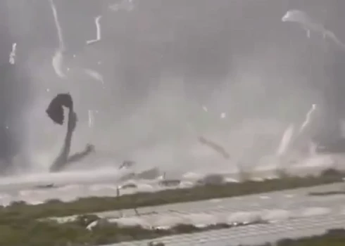 Tornado plosa Antaljas siltumnīcas (ekrānuzņēmums no video)