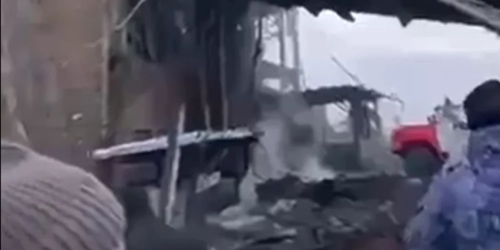 Sergejs Šoigu saņēmis "dāvanu" (ekrānuzņēmums no video) 