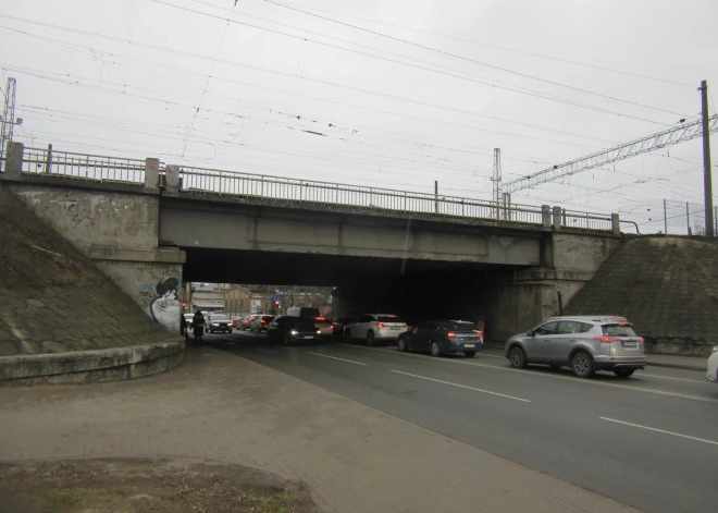 Autovadītāju ievērībai: šīs nedēļas nogales naktīs Rīgā slēgs satiksmi Lāčplēša ielas tunelī zem dzelzceļa