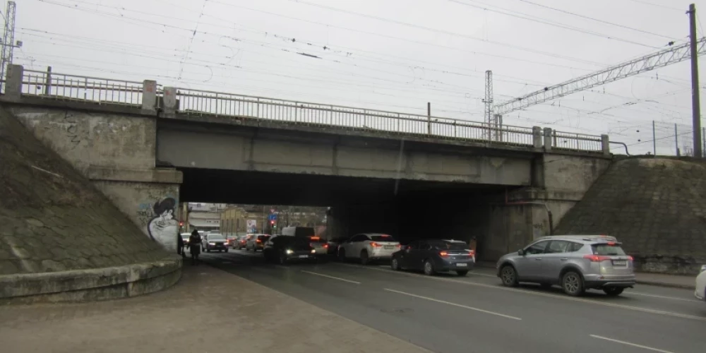 Вниманию водителей: на выходных в Риге будет перекрыто движение в тоннеле под железной дорогой на улице Лачплеша