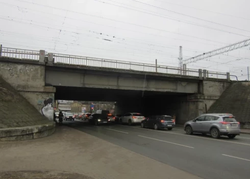 Вниманию водителей: на выходных в Риге будет перекрыто движение в тоннеле под железной дорогой на улице Лачплеша