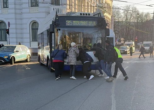 ВИДЕО: пассажиры вышли толкать сломанный троллейбус - он заблокировал движение в центре Риги