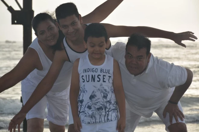 Ar ģimeni Peru. Rīgā Adams pagaidām dzīvo viens.