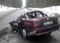 Avārijā cietusī automašīna "Opel Vectra" pēc sadursmes ar baļķvedēju, Jaunciema gatvē, pie 10.šķērslīnijas, kuras vadītājs gājis bojā notikuma vietā.