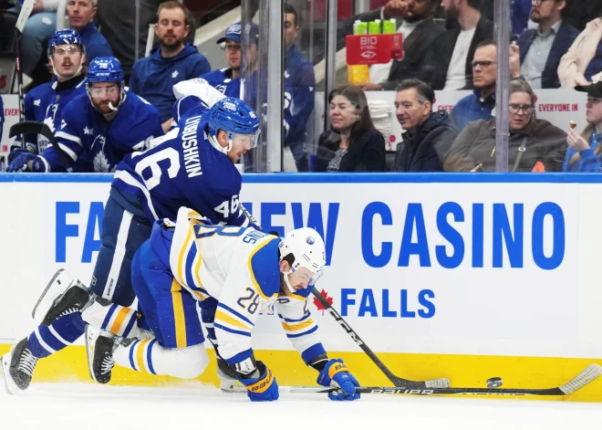 Zemgus Girgensons cīnās par ripu Toronto