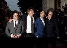 Deivs Rauntrijs (pa labi) ar pārējiem "Blur" dalībniekiem 2015. gadā