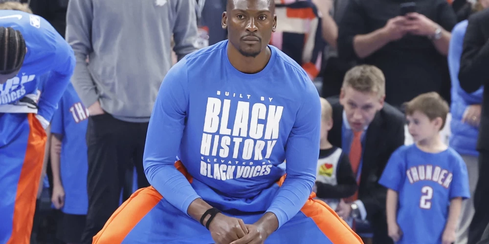 VIDEO: NBA basketbolists minūtes pārtraukuma laikā zaudē samaņu