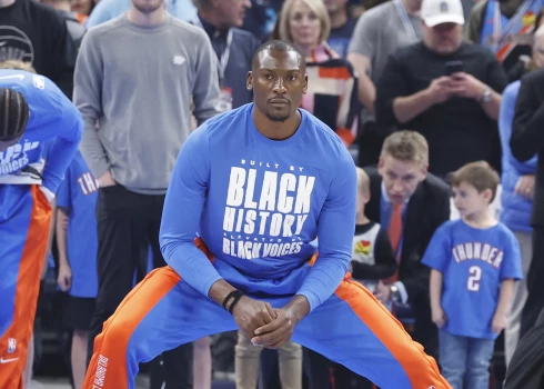 VIDEO: NBA basketbolists minūtes pārtraukuma laikā zaudē samaņu