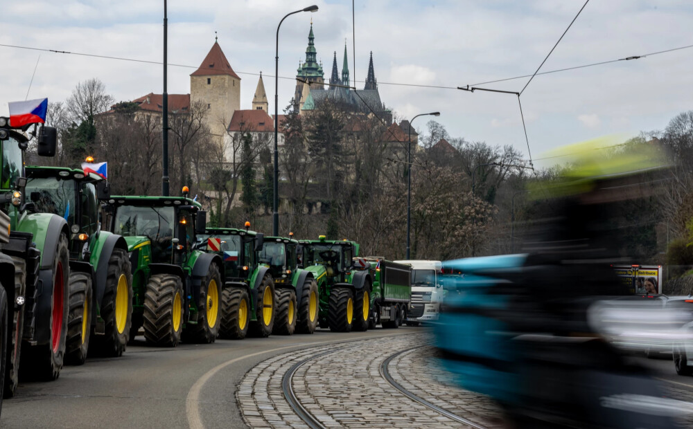 Mēslu kaudze pie valdības ēkas Prāgā: arī Čehiju plosa lauksaimnieku protesti