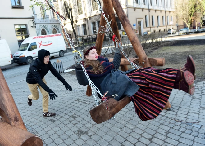 Latviešu unikālā Lieldienu tradīcija – šūpošanās. Mēs teju vienīgie esam saglabājuši maģisko rituālu