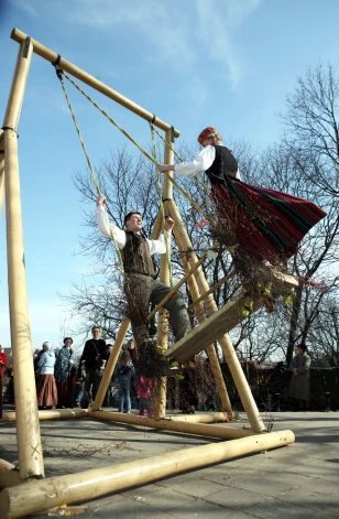 Šūpošanās Lieldienu rītā ir maģisks rituāls, kas simboliski atdarina saules šūpošanos.