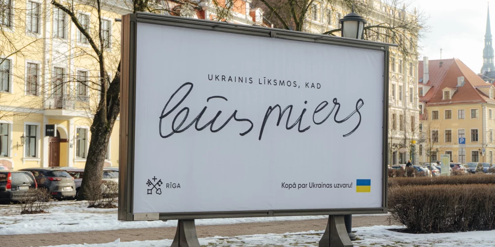 Rīgas ielās izvietotie Ukrainas atbalsta plakāti rada debates; daudziem tie nav pa prātam