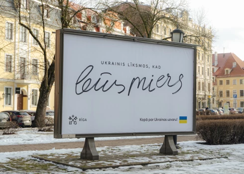 Rīgas ielās izvietotie Ukrainas atbalsta plakāti rada debates; daudziem tie nav pa prātam
