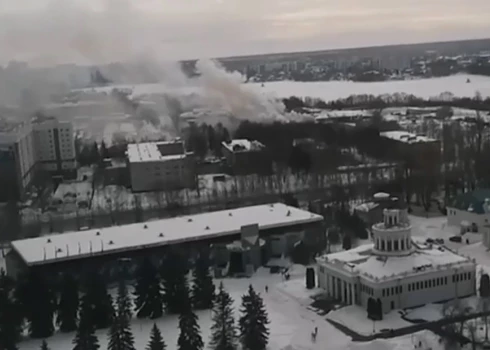 VIDEO: Krievijā militārajā skolā izcēlies plašs ugunsgrēks, deg kazarmas