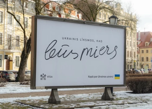 Размещенные на улицах Риги плакаты в поддержку Украины вызывают споры; многим они не по нраву