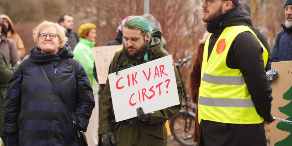 Protesta akcija pret mežu izciršanu.