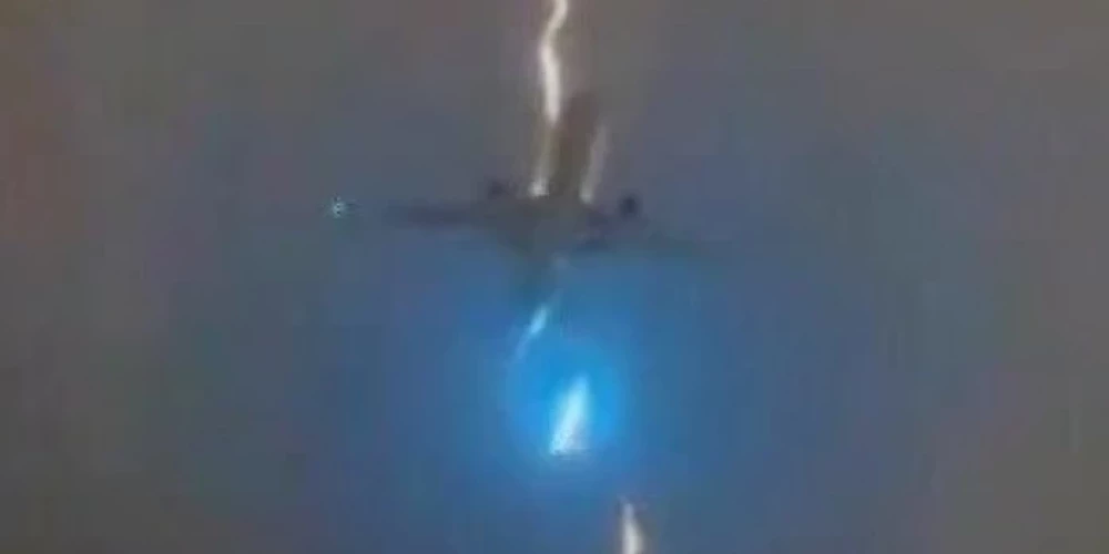 ВИДЕО: во взлетающий самолет с 500 пассажирами ударила молния