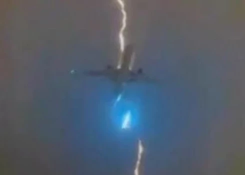 ВИДЕО: во взлетающий самолет с 500 пассажирами ударила молния