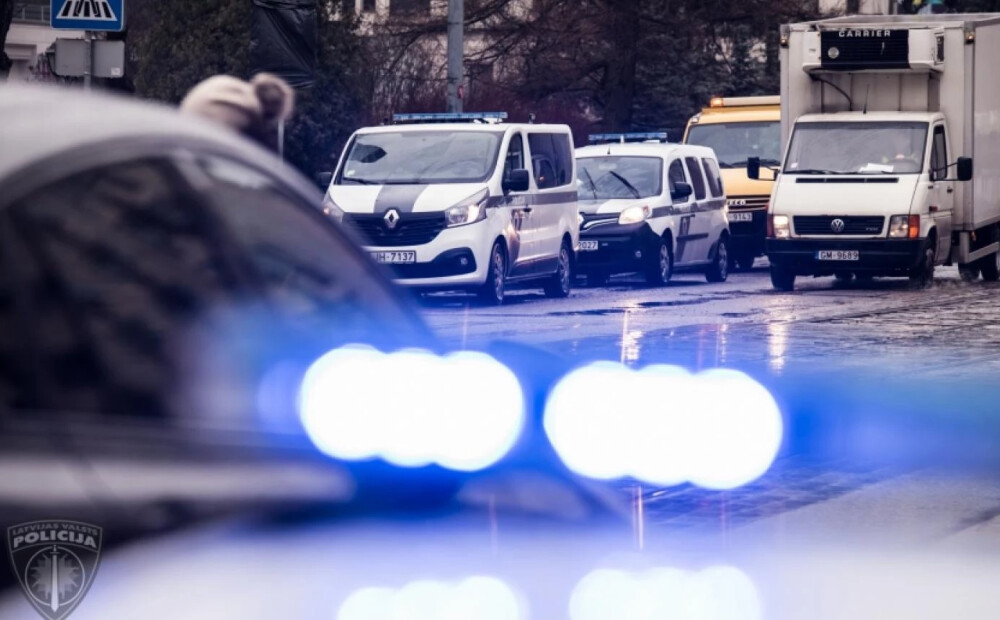 Marihuāna, gāzes ieroči un četri meklēšanā izsludinātie; policija apkaro ielu noziedzību Rīgas mikrorajonos
