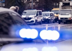Marihuāna, gāzes ieroči un četri meklēšanā izsludinātie; policija apkaro ielu noziedzību Rīgas mikrorajonos
