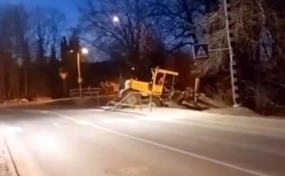 VIDEO: vīrietis Bauskā ar traktoru izraisa ceļu satiksmes negadījumu