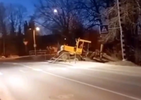 VIDEO: vīrietis Bauskā ar traktoru izraisa ceļu satiksmes negadījumu